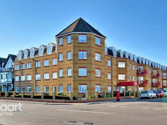 Flat for sale in Dale Hill, Essex