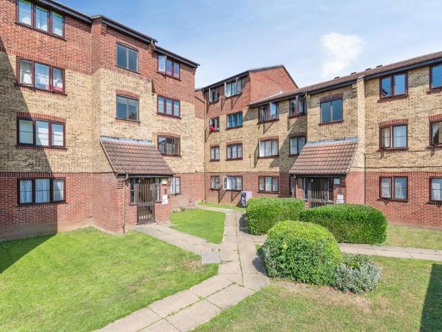Flat for sale in Grays, Essex