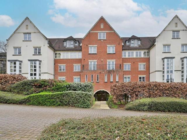 Flat for sale in Harrow On The Hill, Greater London