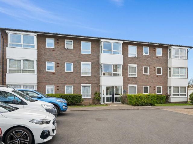 Flat for sale in Worcester Park, Greater London