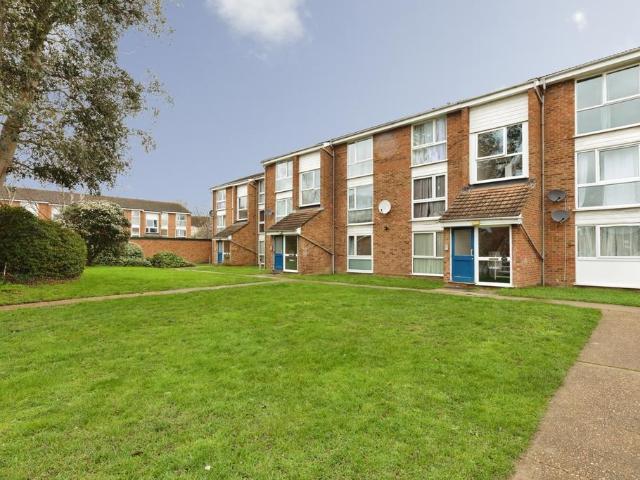 Flat for sale in Newbury Park, Greater London