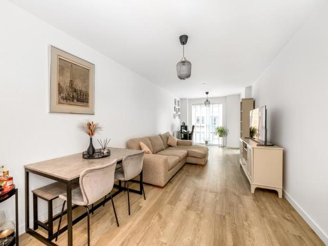 Flat for sale in Charlton, Greater London