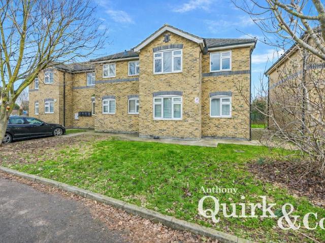 Flat for sale in Winter Gardens, Essex