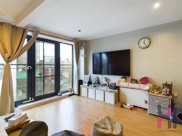 Flat for sale in Islington, Calderstones