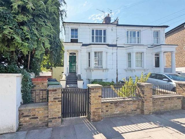 Flat for sale in Shepherd's Bush, Greater London