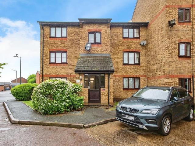 Flat for sale in Grays, Essex