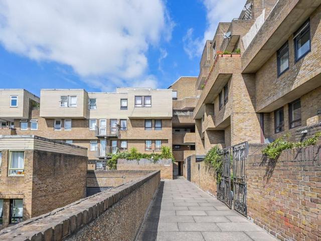 Flat for sale in Tower Liberty, Wapping
