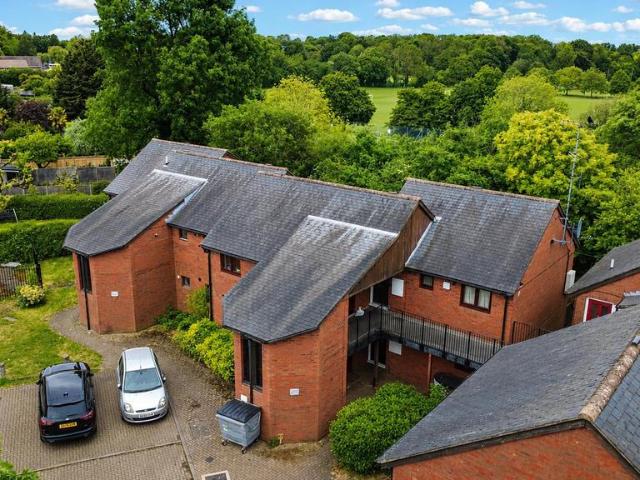 Flat for sale in Grovehill, Pouchen End