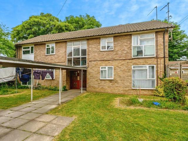 Flat for sale in Spring Park, Luton