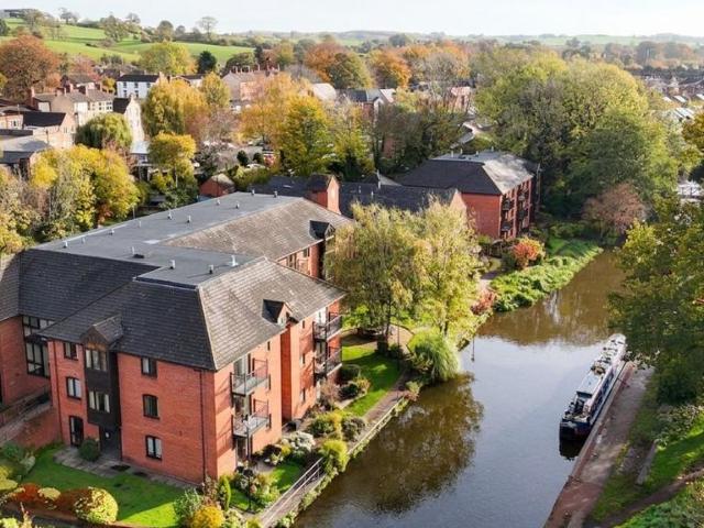 Flat for sale in Stone, Baswich
