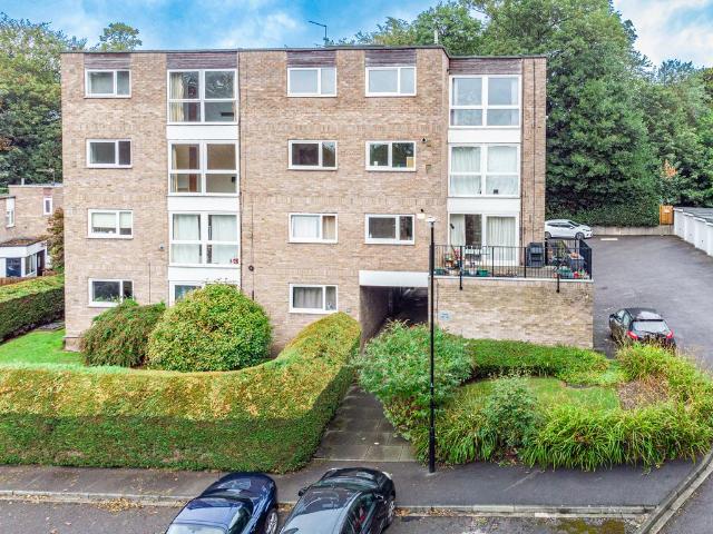Flat for sale in Gledhow Park, Leeds
