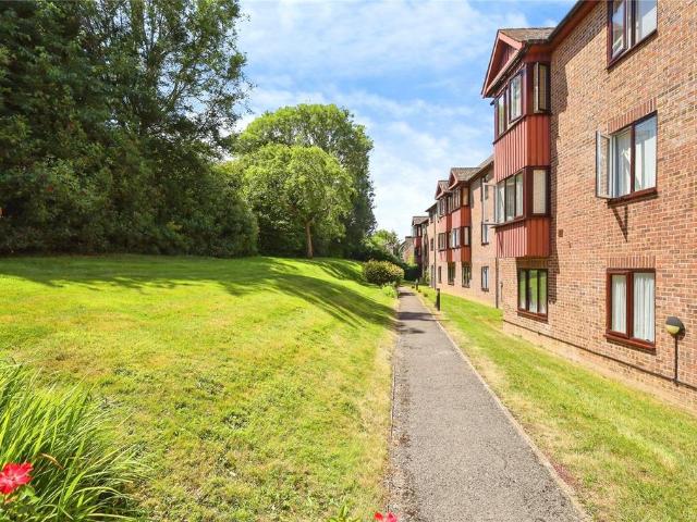 Flat for sale in Uckfield, Cross In Hand