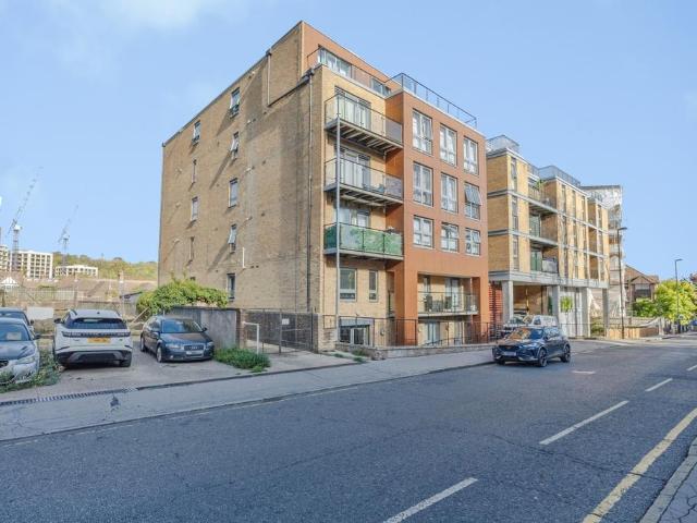 Flat for sale in London Borough of Croydon, Greater London