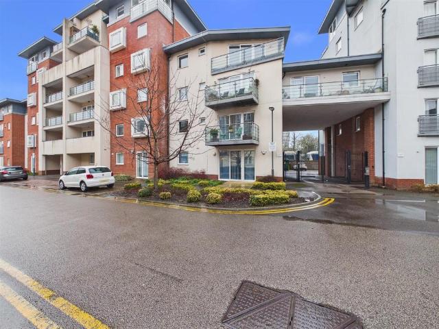 Flat for sale in Southcourt, Aylesbury