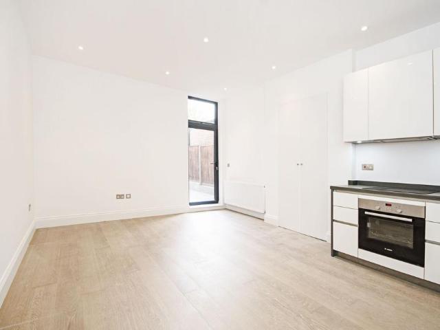 Flat for sale in Kilburn, Greater London