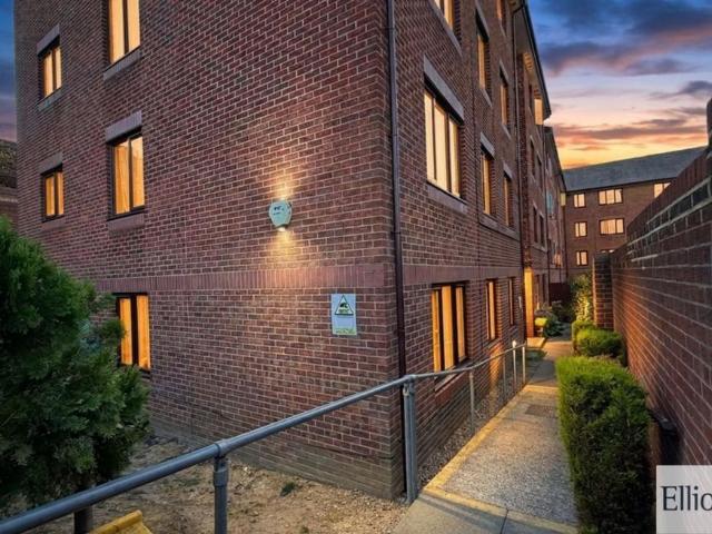 Flat for sale in Lane, Greater London
