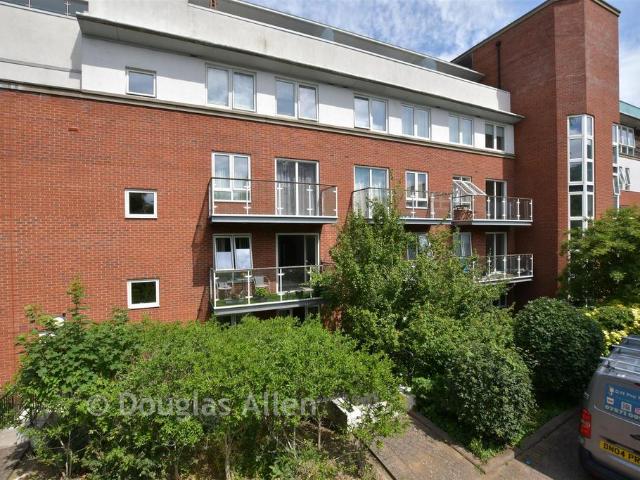 Flat for sale in South Woodford, Greater London