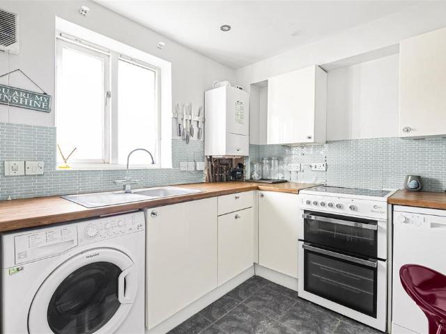 Flat for sale in Golders Green, Greater London