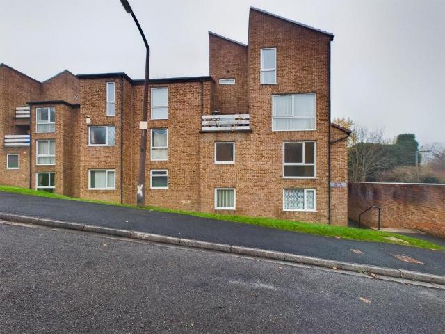 Flat for sale in Frizinghall, West Yorkshire
