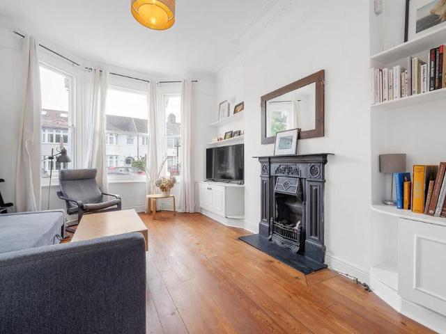 Flat for sale in Balham, Greater London