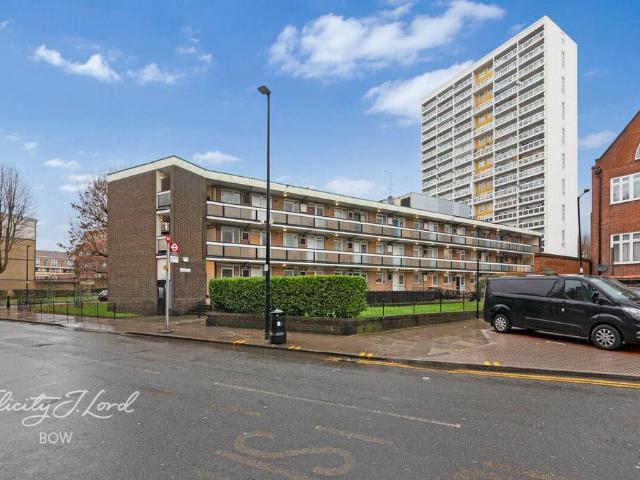 Flat for sale in Bromley-by-Bow, Poplar Grove