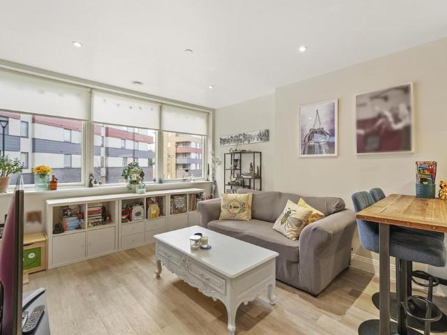 Flat for sale in New Southgate, Isle Of Man