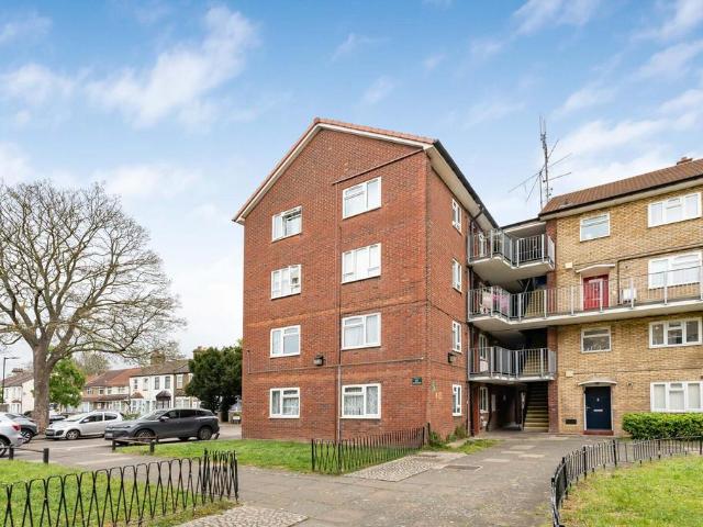 Flat for sale in Lower Edmonton, Greater London