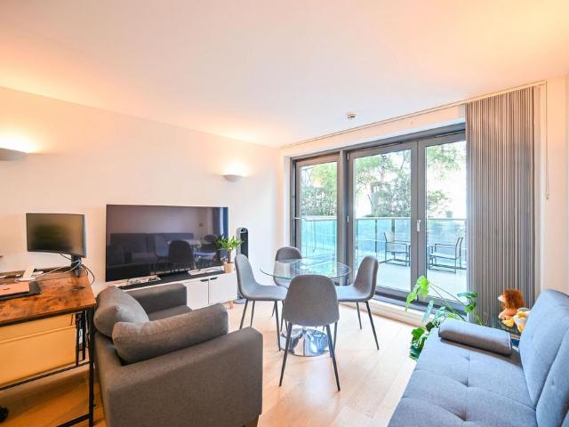 Flat for sale in Greenwich Peninsula, Greater London