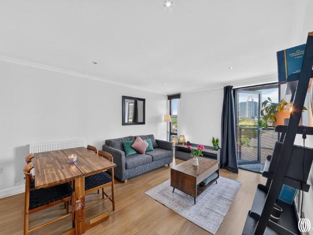 Flat for sale in Stratford Marsh, Greater London
