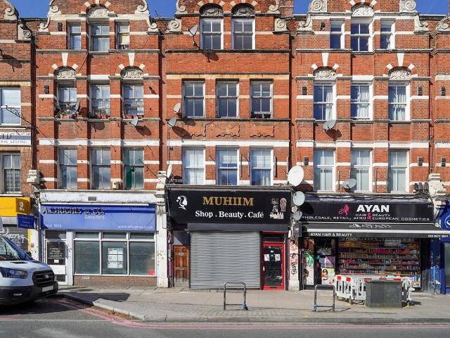Flat for sale in Streatham, Greater London