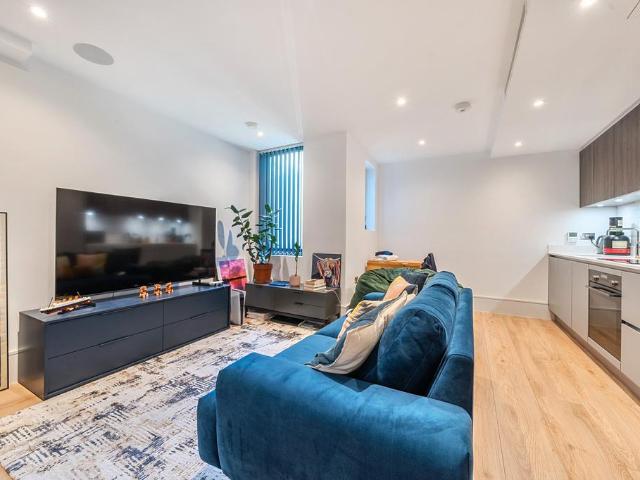Flat for sale in Whetstone, Oakleigh Park