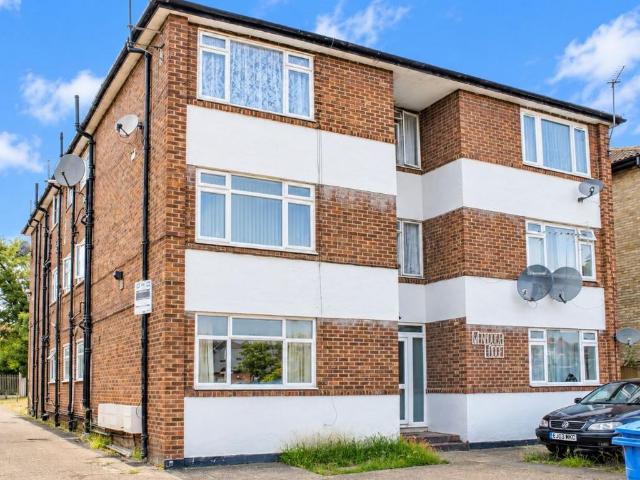 Flat for sale in Bowes Park, Greater London