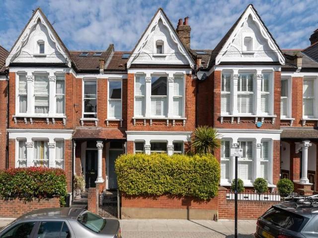 Flat for sale in London Borough of Wandsworth, Greater London