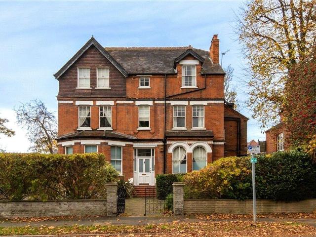 Flat for sale in London Borough of Merton, Raynes Park