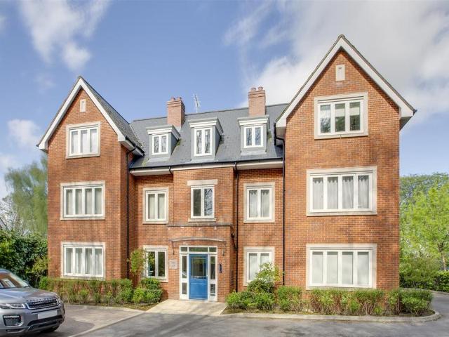 Flat for sale in Totteridge, Cressex