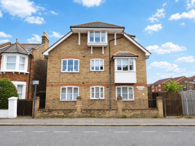 Flat for sale in Harrow Weald, Greater London