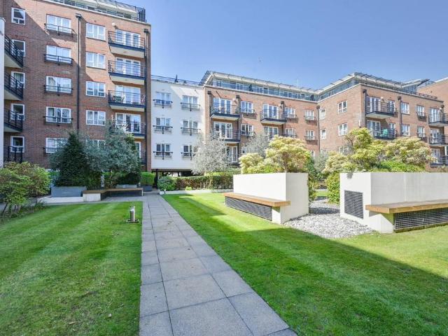 Flat for sale in Norbiton, Greater London