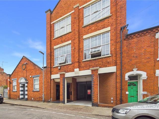 Flat for sale in Phippsville, Northampton