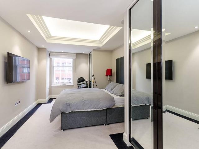 Flat for sale in Victoria, Greater London