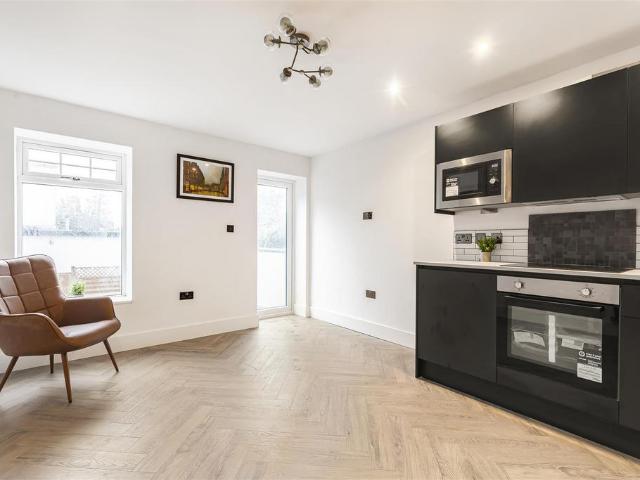 Flat for sale in North Sheen, Greater London