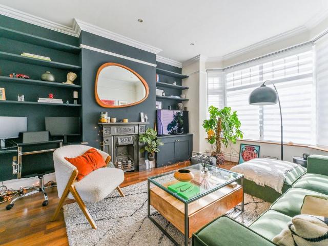 Flat for sale in Penge, Greater London