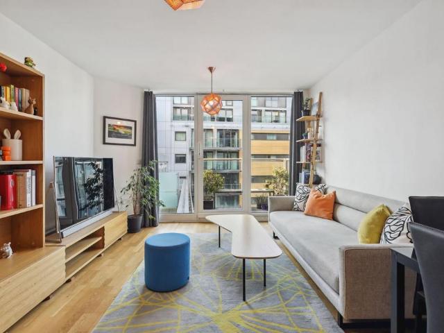 Flat for sale in London Borough of Wandsworth, Greater London