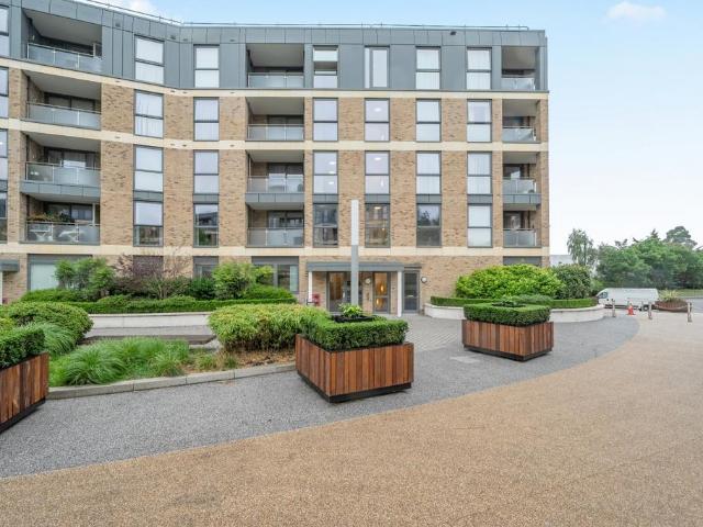 Flat for sale in Kew, Greater London