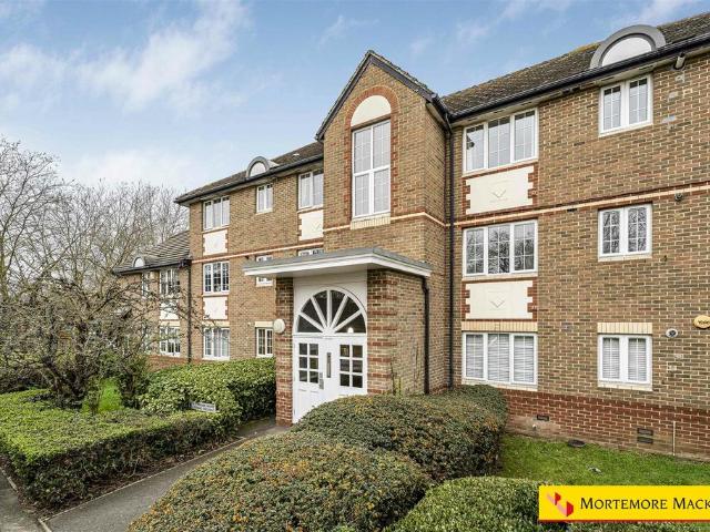 Flat for sale in Edmonton, Greater London