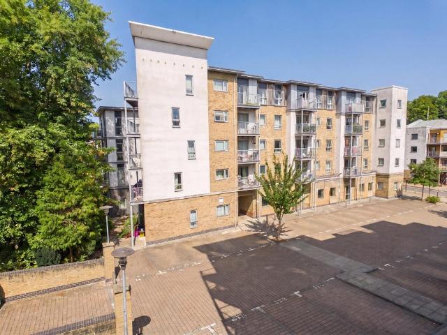 Flat for sale in Farnborough, Hampshire