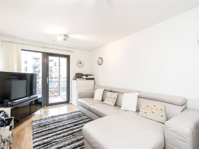 Flat for sale in Canning Town, Greater London