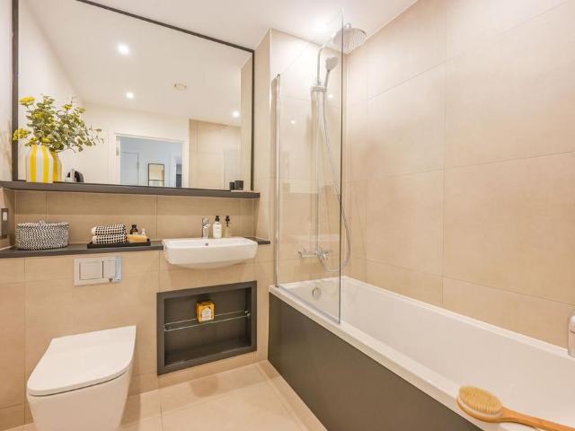 Flat for sale in Dagenham, Greater London