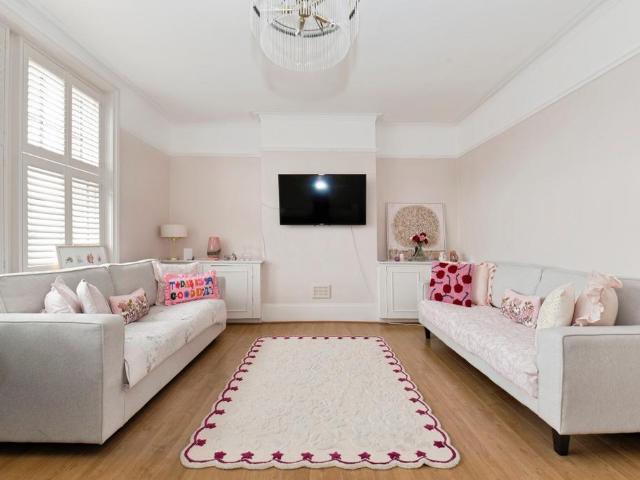 Flat for sale in Mortlake, Greater London