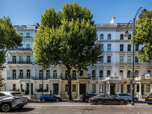 Flat for sale in Brompton, Greater London