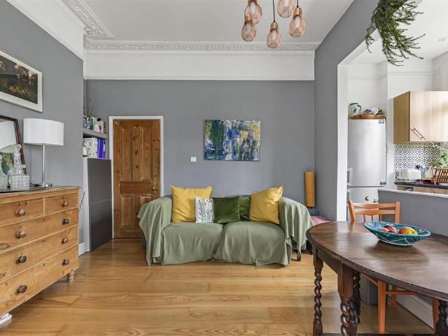 Flat for sale in Streatham, Greater London